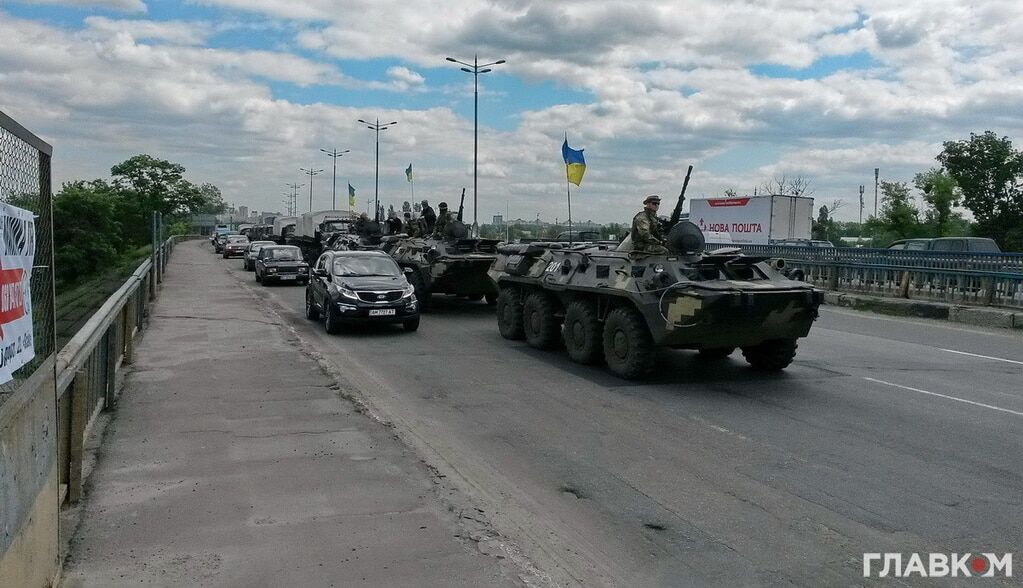 В Киеве колонна военной техники устроила пробку на мосту. Фоторепортаж