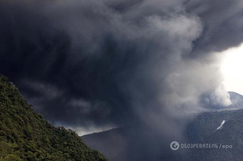 Извержение вулкана в Коста-Рике: пепел взлетел на высоту до 3 км, сотни людей попали в больницы. Опубликованы фото