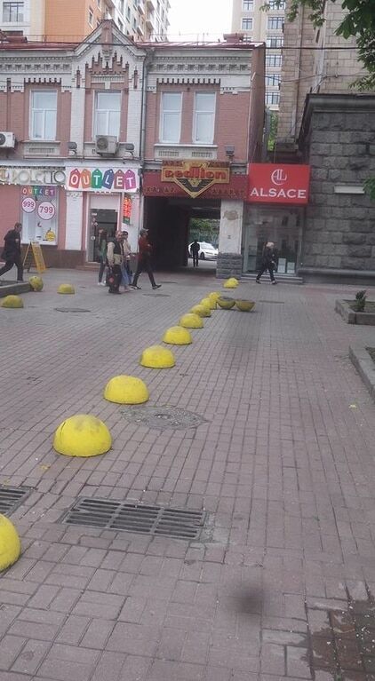 Настойчивые: в Киеве водители вырвали новые бетонные полусферы на Крещатике