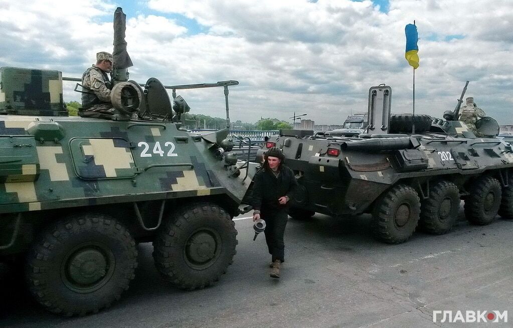 В Киеве колонна военной техники устроила пробку на мосту. Фоторепортаж