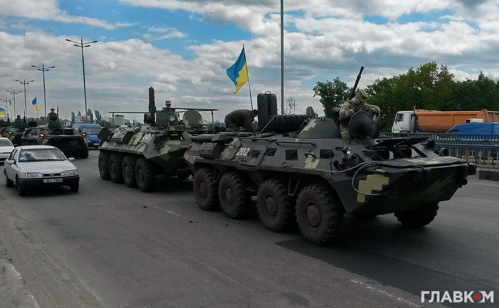 В Киеве колонна военной техники устроила пробку на мосту. Фоторепортаж