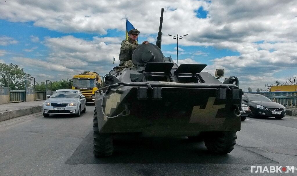 В Киеве колонна военной техники устроила пробку на мосту. Фоторепортаж