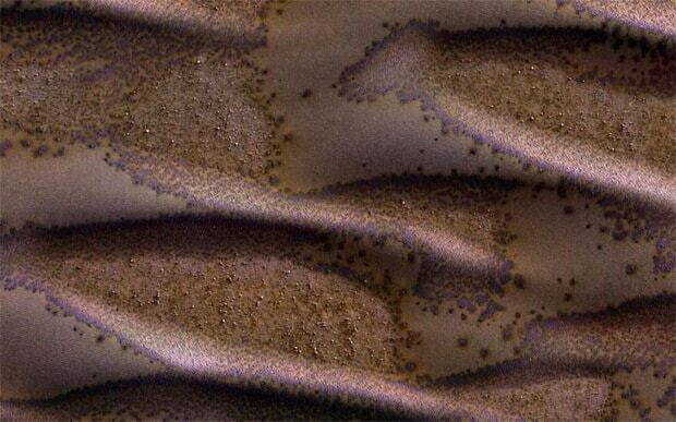 В NASA показали огромные испаряющиеся валуны на Марсе. Фотофакт