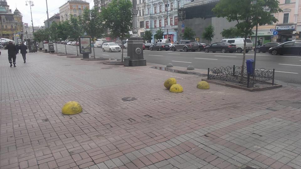 Настойчивые: в Киеве водители вырвали новые бетонные полусферы на Крещатике