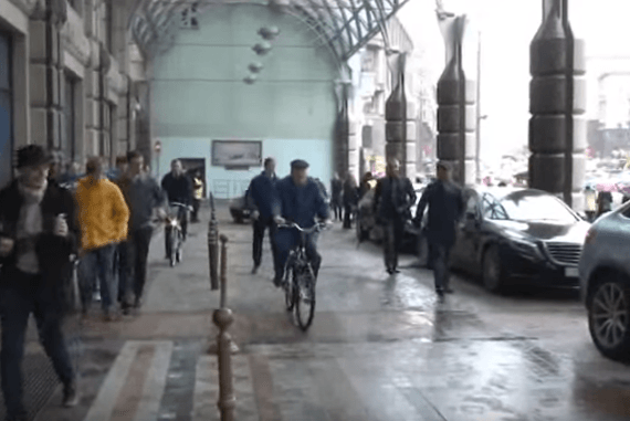 Цирк на колесах: Жириновский приехал на велосипеде в Госдуму