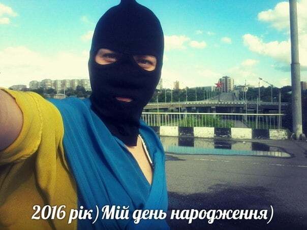 У Луганську місцева мешканка зробила фото з прапором України