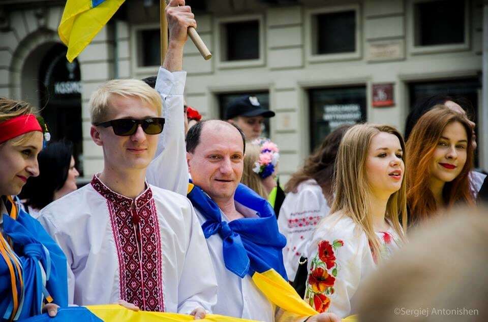 Дружественно и ярко: в Варшаве прошел парад вышиванок. Фоторепортаж