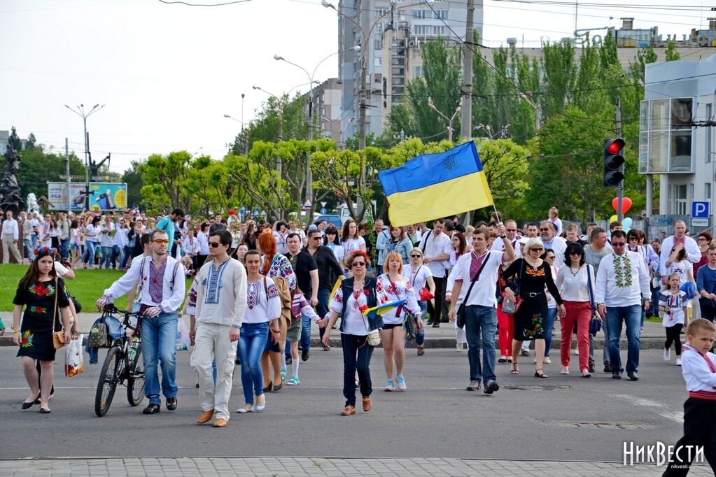 Пісні та національні костюми: в Миколаєві пройшов масштабний парад вишиванок