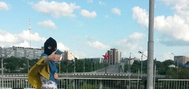"Вернулась": в Луганске местная жительница сделала фото с флагом Украины