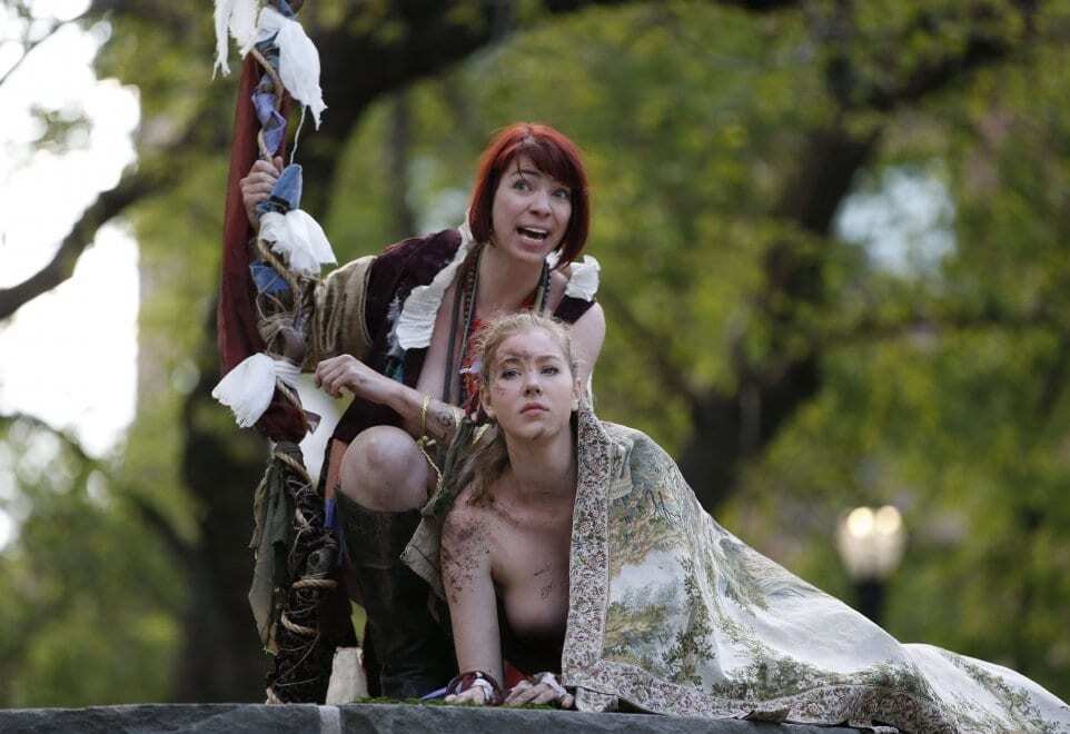 Голая "Буря": в парке Нью-Йорка обнаженные женщины сыграли пьесу Шекспира
