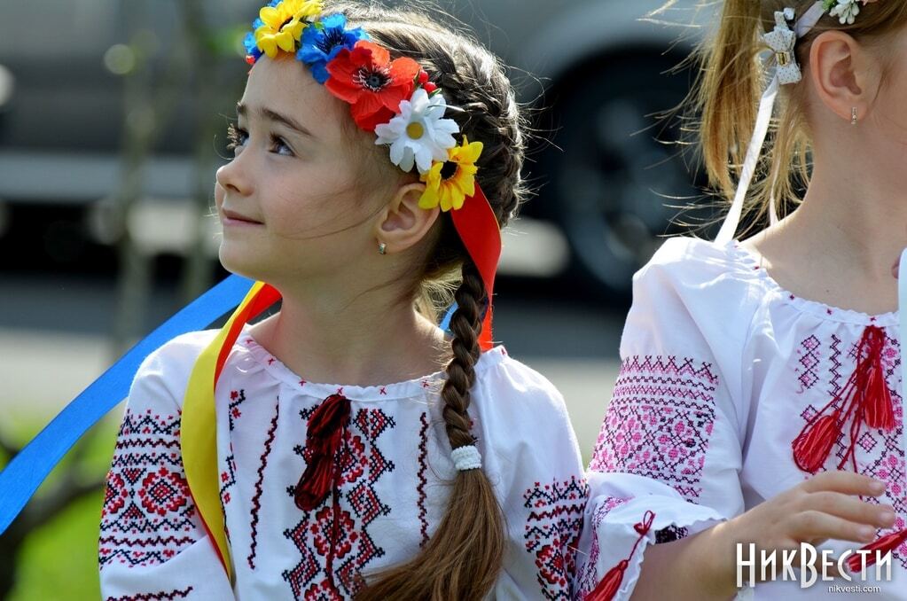Пісні та національні костюми: в Миколаєві пройшов масштабний парад вишиванок
