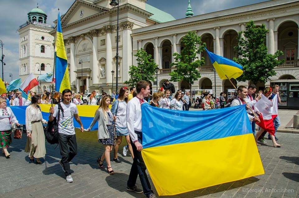 Дружественно и ярко: в Варшаве прошел парад вышиванок. Фоторепортаж