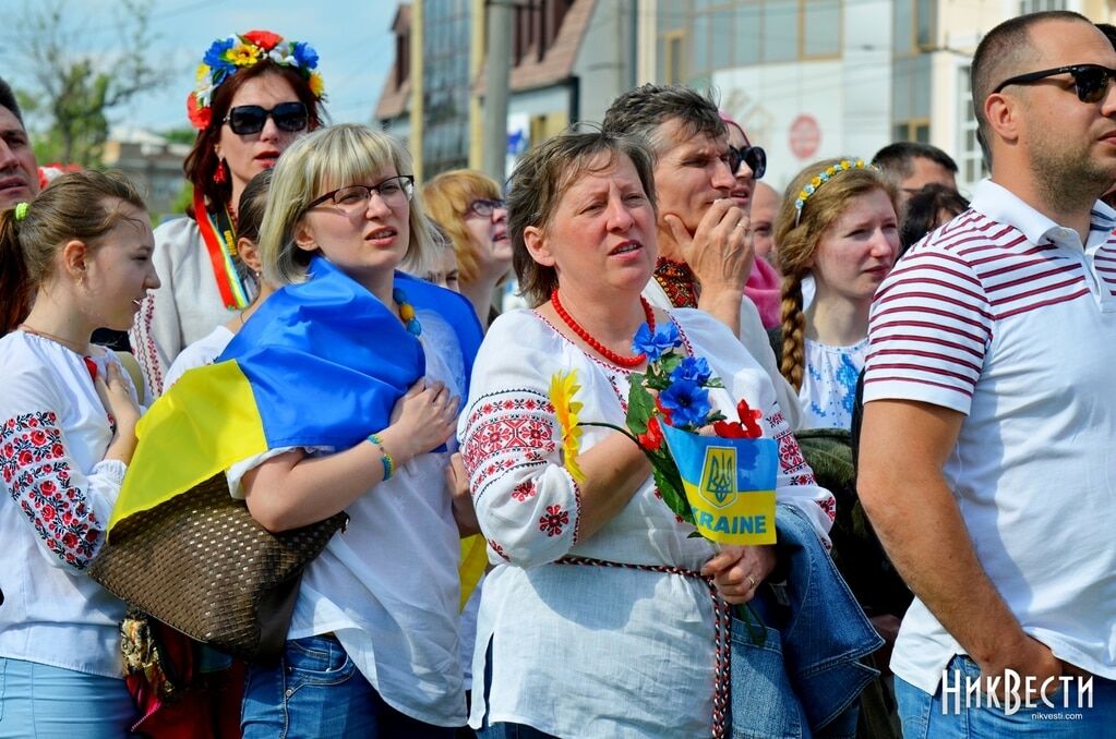 Пісні та національні костюми: в Миколаєві пройшов масштабний парад вишиванок
