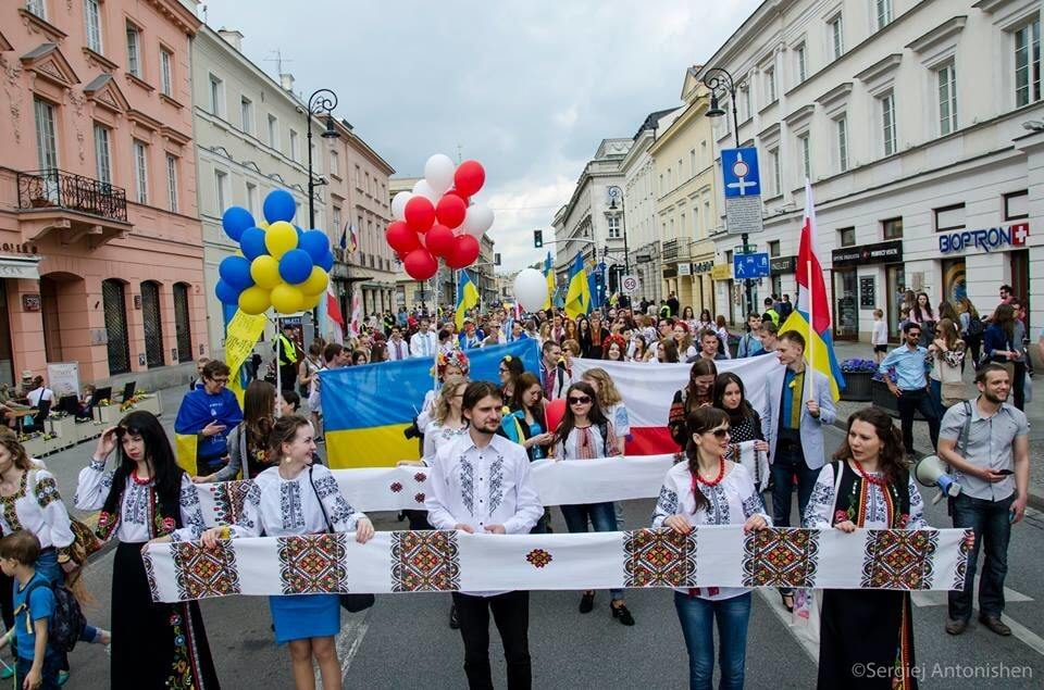 Дружественно и ярко: в Варшаве прошел парад вышиванок. Фоторепортаж