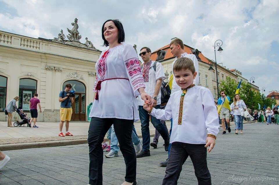 Дружественно и ярко: в Варшаве прошел парад вышиванок. Фоторепортаж