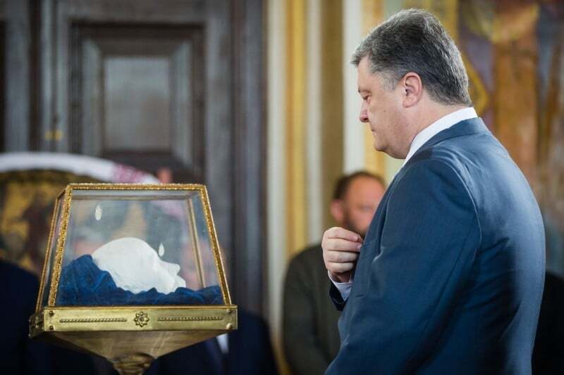Годовщина перезахоронения Шевченко: Порошенко вместе с сыном принял участие в панахиде. Фотофакт