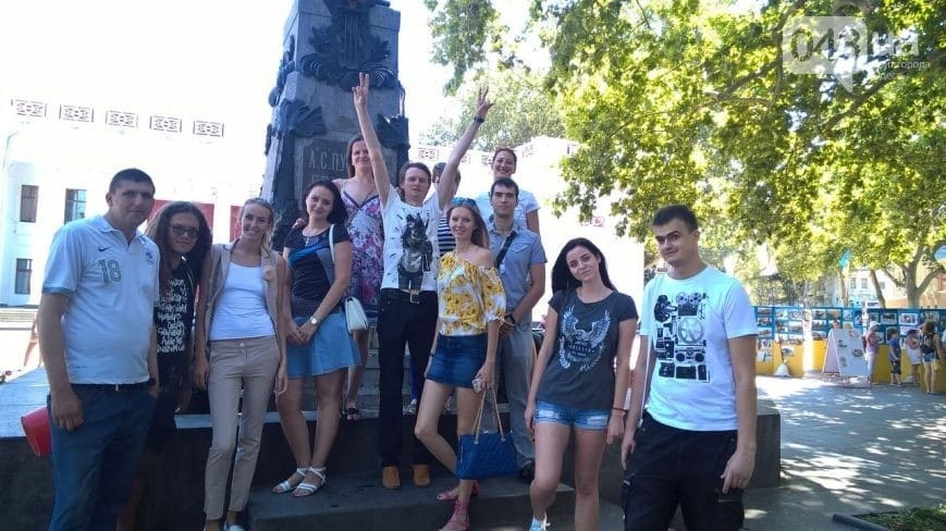 Великаны и великанши: в центре Одессы собрались самые высокие горожане