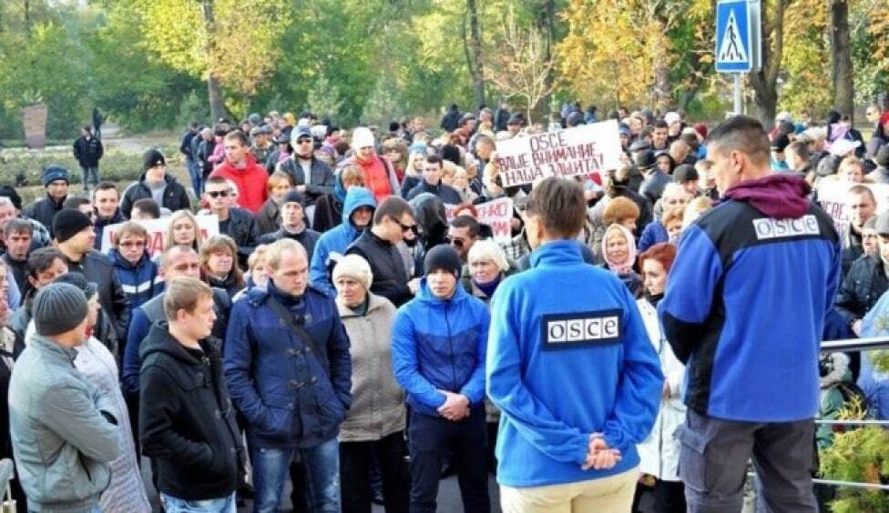 Принудительно: террористы свезли людей на митинг в Донецке