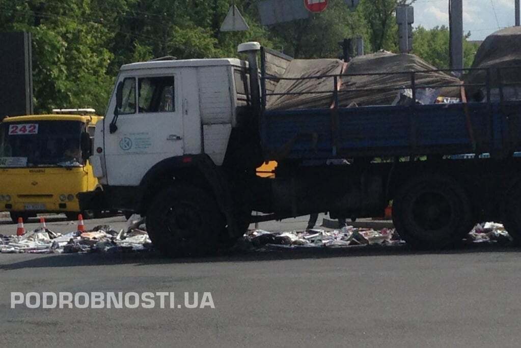 В Киеве из грузовика высыпалась макулатура: опубликованы фото