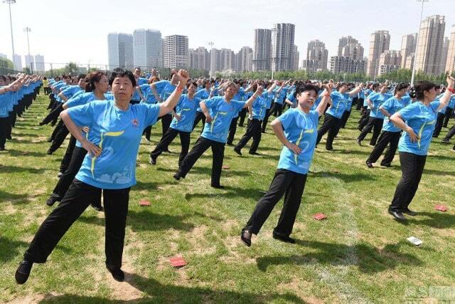 В Китае 30 тыс. женщин установили рекорд по массовым уличным танцам