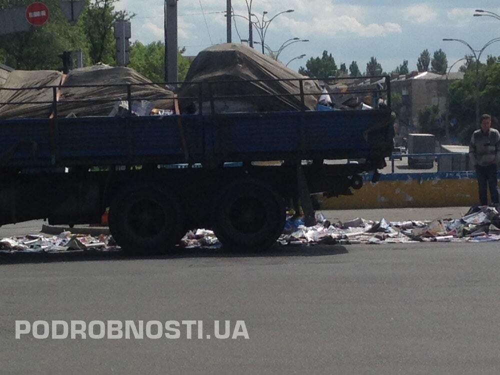 В Киеве из грузовика высыпалась макулатура: опубликованы фото