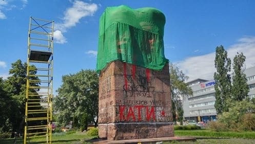 В Киеве начали разбирать памятник чекистам: опубликованы фото