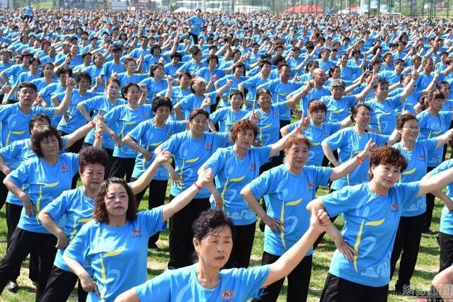 Танцюють всі: у Китаї 30 тис. жінок встановили новий рекорд Гіннеса