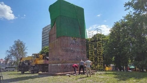 В Киеве начали разбирать памятник чекистам: опубликованы фото