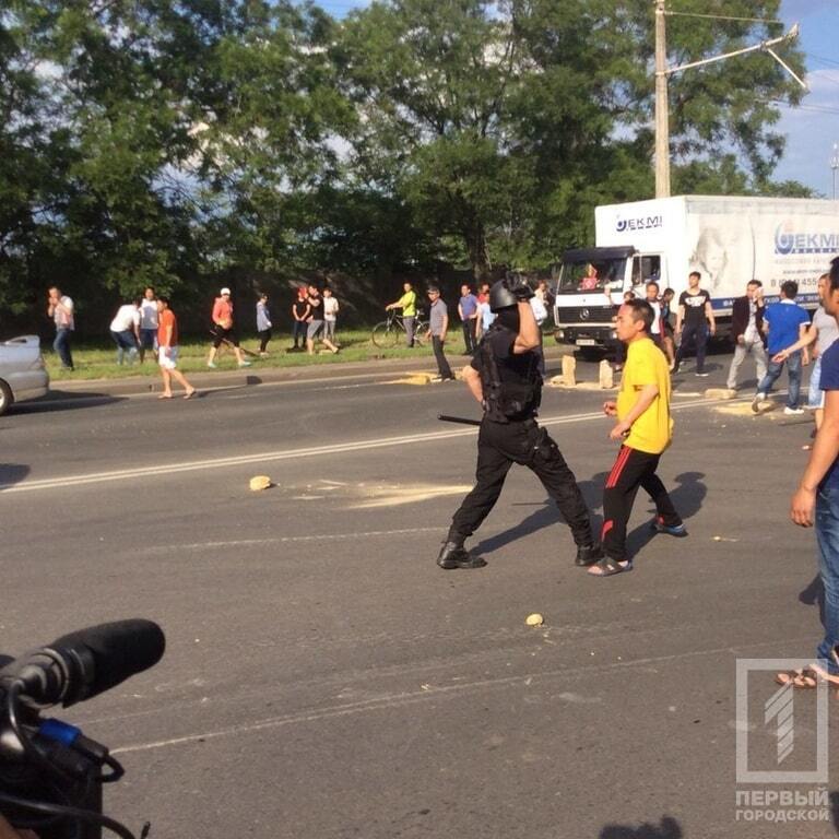 В Одессе вьетнамцы устроили стычки с налоговиками: силовики открыли огонь. Опубликованы фото