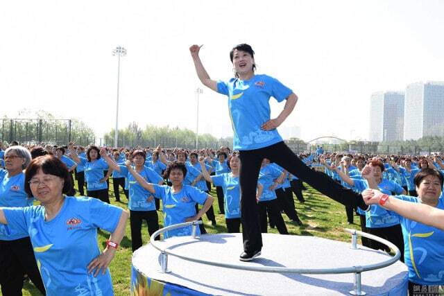 Танцюють всі: у Китаї 30 тис. жінок встановили новий рекорд Гіннеса