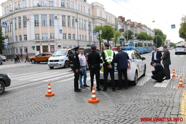 Винницкие патрульные сбили девушку на переходе: фото- и видеофакт