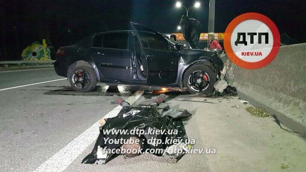 Renault влетел в бетонный отбойник: в ДТП под Киевом погибли двое непристегнутых мужчин. Опубликованы фото, видео