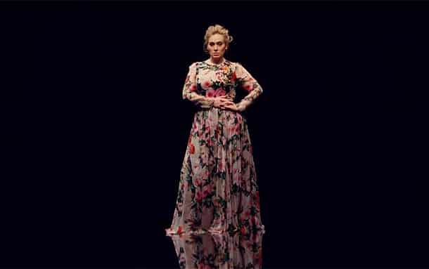 Подтянутая Адель в роскошном платье станцевала в новом клипе