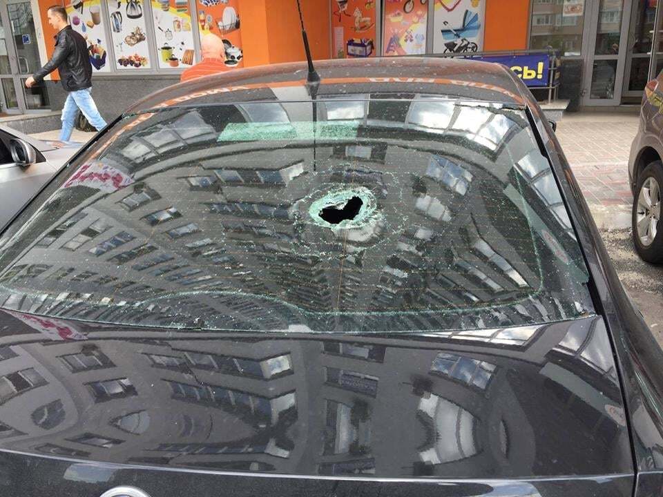 В Киеве неизвестные бросили с высотки кирпич: поврежден автомобиль