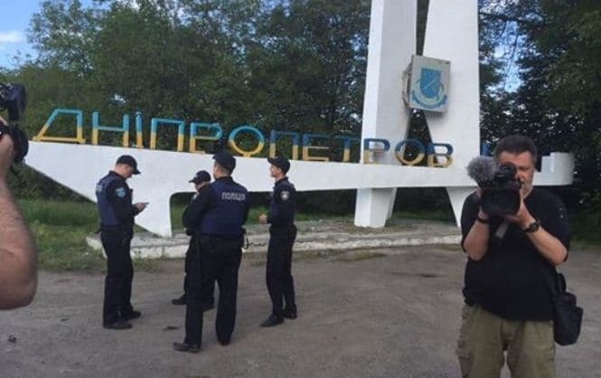 Цивилизованно: на въезде в Днепр срезали буквы старого названия. Опубликованы фото и видео