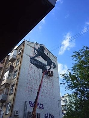 У Києві намалювали "чорний мурал"
