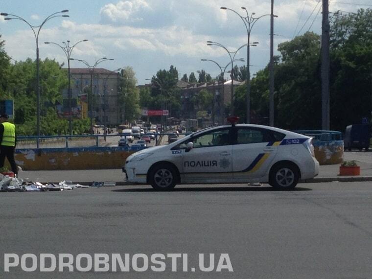 В Киеве из грузовика высыпалась макулатура: опубликованы фото