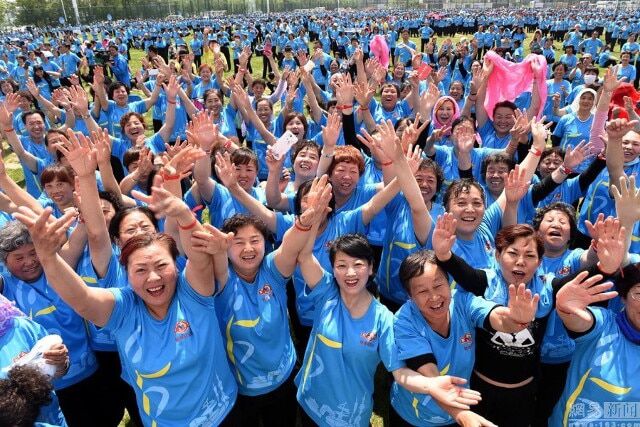 В Китае 30 тыс. женщин установили рекорд по массовым уличным танцам