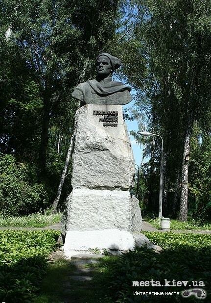 Декомунізація: в Києві демонтували два пам'ятники