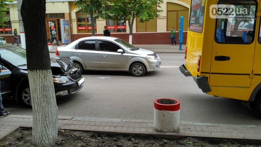 Авария в Кировограде: легковой автомобиль врезался в маршрутку