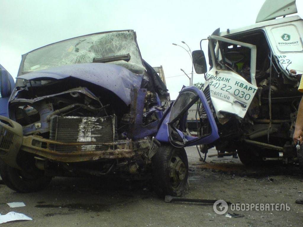 В Киеве столкнулись четыре автомобиля: есть пострадавшие. Опубликованы фото
