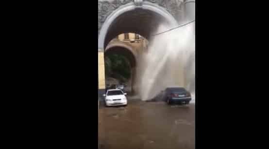 Масштабный прорыв трубы в центре Киева: появилось видео с "гейзером"