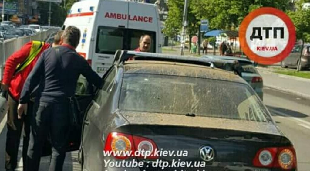 В Киеве посреди дороги "взорвался" люк: фонтан грязи травмировал девушку. Фото- и видеофакт