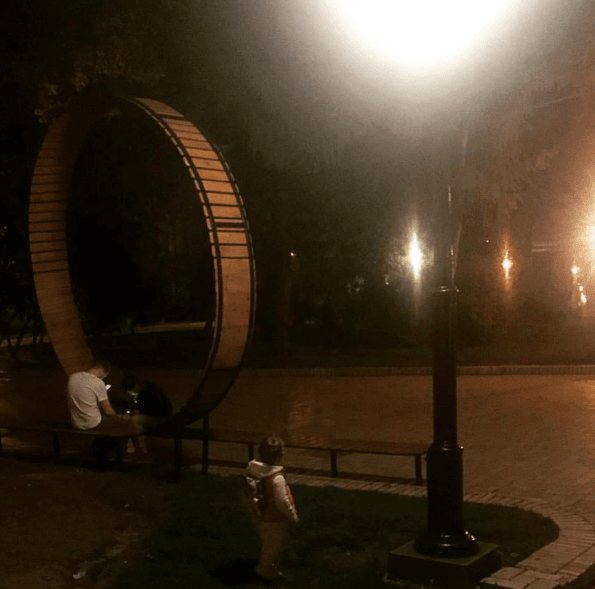 У київському парку з'явилася екстравагантна лава-колесо