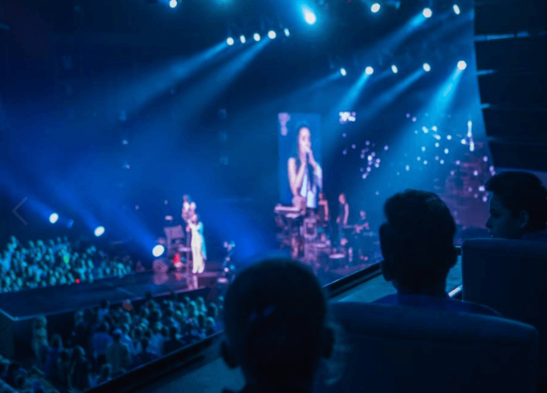 Порошенко пригласил на концерт Джамалы бойцов АТО: фотофакт