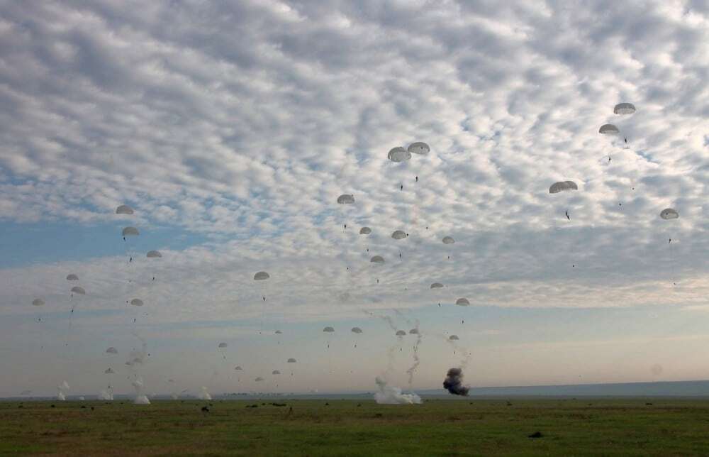 Масштабное зрелище: украинские "командос" показали класс в небе над Николаевым. Фоторепортаж