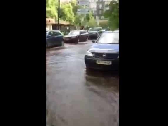 Масштабный прорыв трубы в центре Киева: появилось видео с "гейзером"