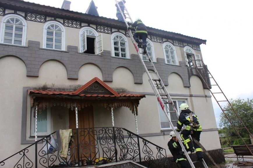 На Черкащині загорівся двоповерховий житловий будинок