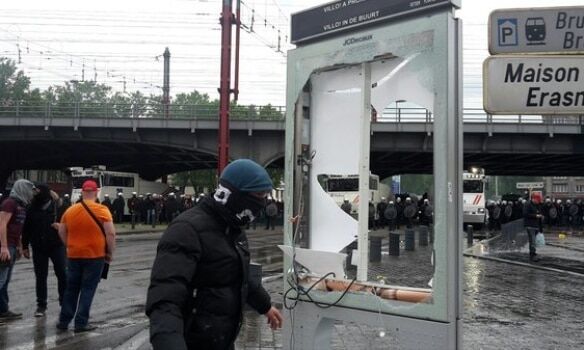 В Брюсселе полиция пыталась усмирить многотысячную толпу: есть раненые. Фоторепортаж
