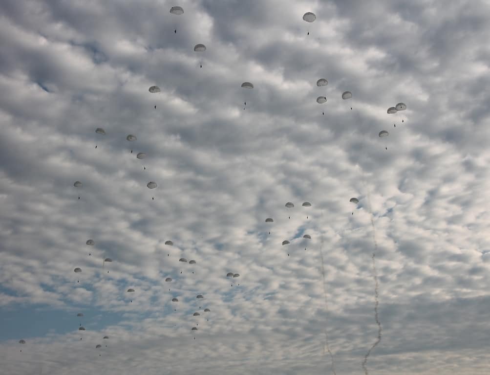 Масштабное зрелище: украинские "командос" показали класс в небе над Николаевым. Фоторепортаж